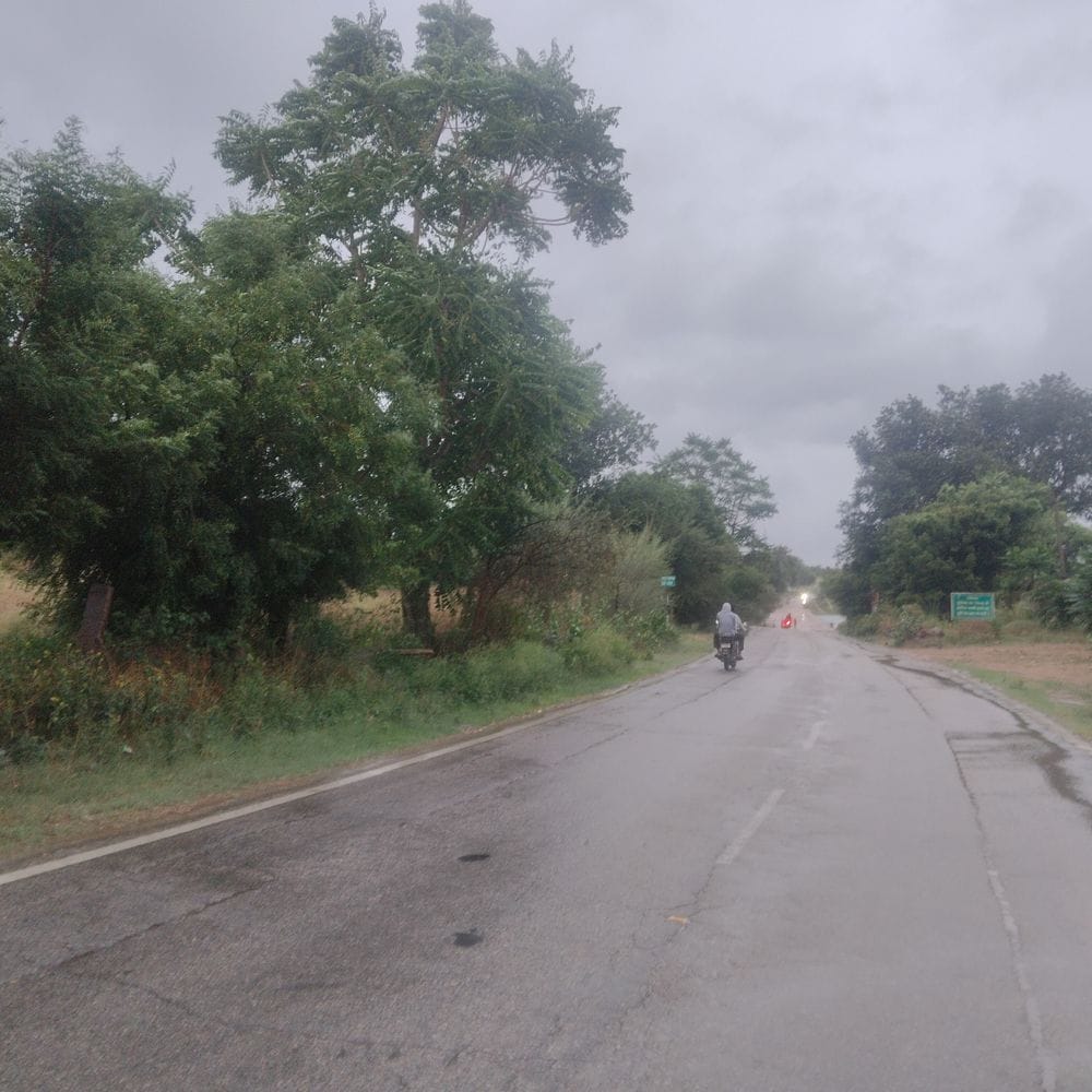 हिंडौन में आधे घंटे की बारिश, तापमान 3-4 डिग्री गिरा:10 MM से ज्यादा बरसात दर्ज, कई कॉलोनियों और बाजारों में जलभराव