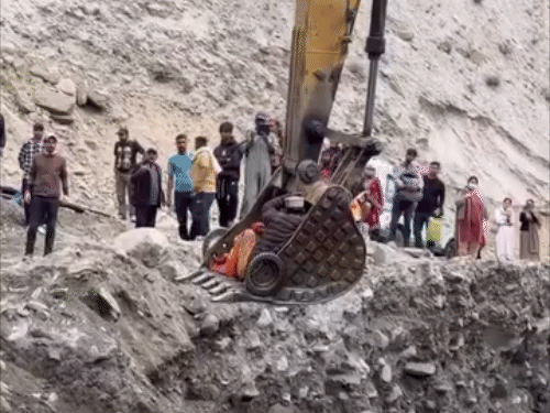 हिमाचल में आफत की बारिश, 46 सड़कें बंद:मरीज को जेसीबी से नाला पार कराया, किन्नौर की पेजर खड्ड में बाढ़, पुल-घरों को खतरा
