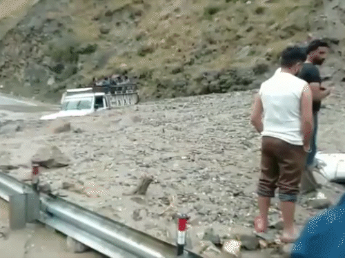 हिमाचल में भारी बारिश का कहर, किन्नौर में गाड़ियां दबी:रिब्बा में फ्लैश-फ्लड, 49 सड़कें और 127 बिजली ट्रांसफॉर्मर बंद, आज ऑरेंज अलर्ट