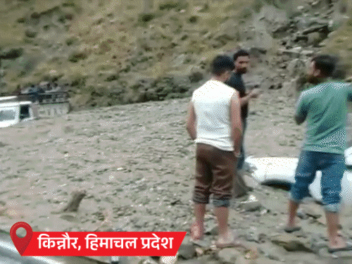 हिमाचल में लैंडस्लाइड, गाड़ियां मलबे में दबीं:उज्जैन में मंदिर डूबे, लखनऊ में घरों में पानी घुसा; गुजरात में सड़कें डूबीं, गाड़ियां चलते-चलते बंद