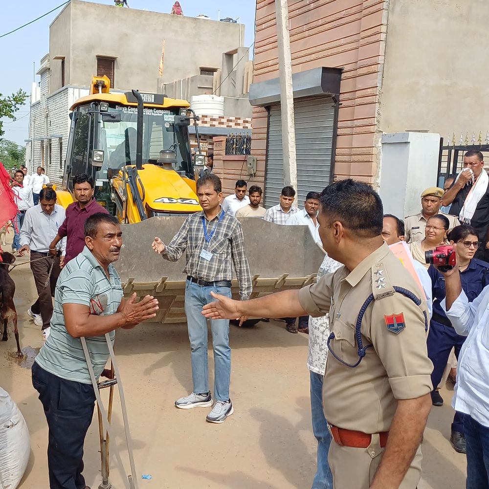 हिस्ट्रीशीटर के अवैध निर्माण पर चला बुलडोजर:लूट के मामले में कार्रवाई; दिव्यांग पिता ने कहा- मकान मेरे नाम, बेटे से कोई संबंध नहीं