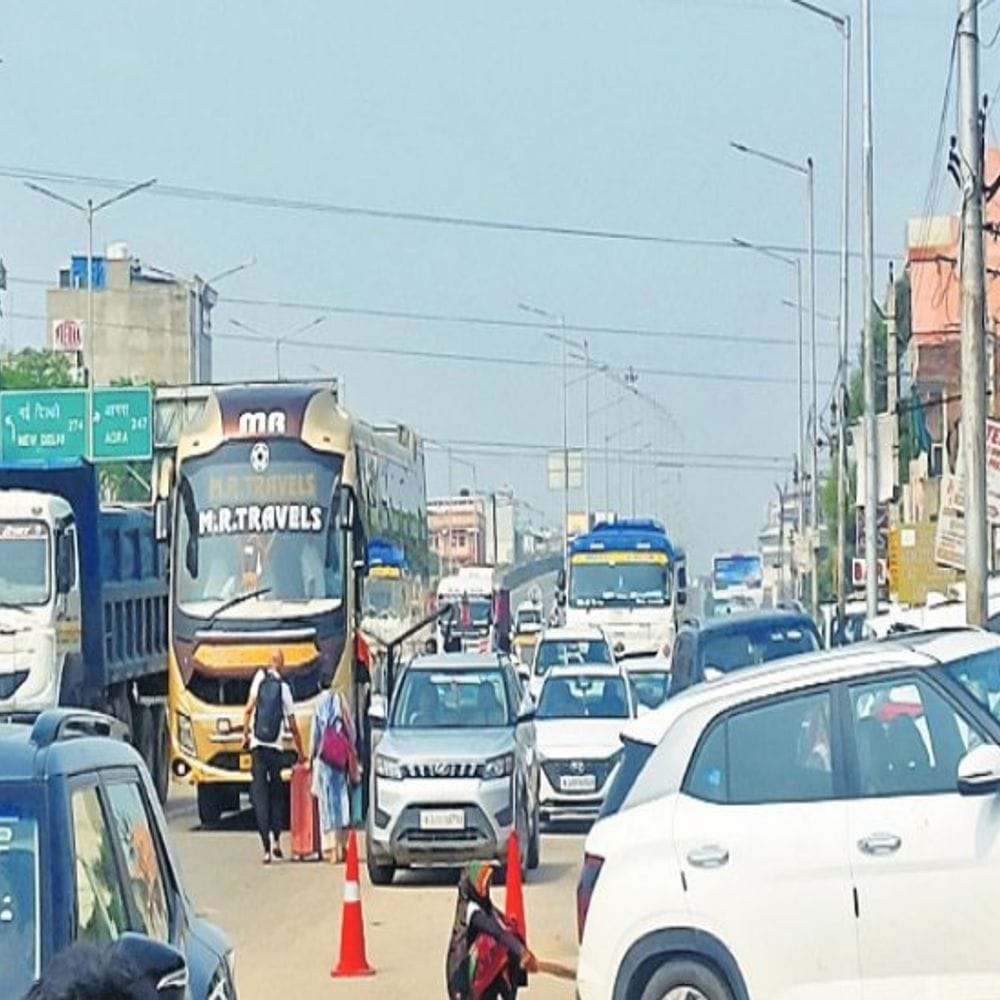 हीरापुरा का बे-बस स्टैंड:एंट्री के 50 रुपए, 2 घंटे के 200, 25 निजी बसें ही अंदर जा रहीं…1,324 तो पैसे बचाने को 10 अवैध स्टॉप पर रुक रहीं
