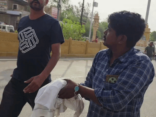 हॉस्पिटल में गोवंश का शव खुले में छोड़ा,कुत्तों ने नोचा:सड़क पर मिला सिर का पार्ट, लोगों ने अस्पताल के गेट पर लगाया ताला