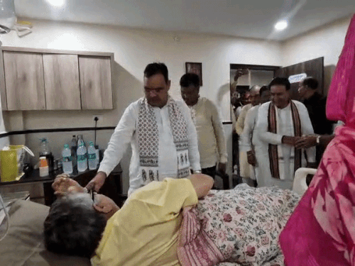 हॉस्पिटल में भर्ती विधायक से सीएम बोले-'ठीक है न भाई':मजाकिया अंदाज में कहा- 'भाभीजी से छिपकर कुछ खाकर आए क्या'; थड़ी पर चाय पी
