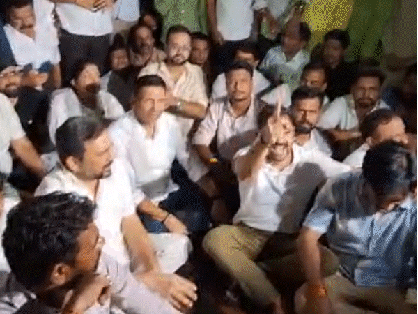 MP विधानसभा में कांग्रेस विधायकों का धरना:PCC चीफ पहुंचे, बोले- छात्रों को देशद्रोही कहने वाले मंत्री माफी मांगें; राहुल की गिरफ्तारी पर प्रदर्शन