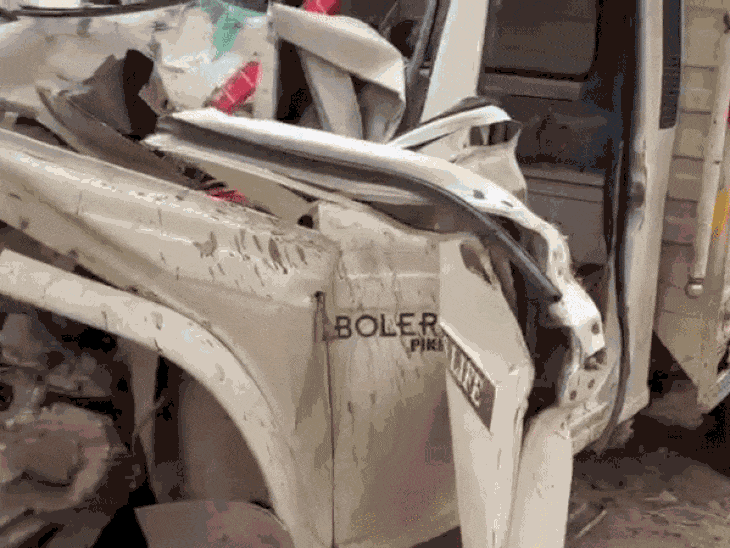NH-25 पर डंपर और पिकअप की जोरदार भिड़ंत, दो घायल:केबिन में फंसे ड्राइवर और उसके साथी को लोगों ने बाहर निकाला