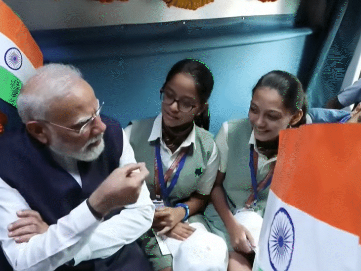 PM के चंडीगढ़ दौरे के मोमेंट्स:मोदी की स्टेज पर कांग्रेस सांसद; उद्घाटन पत्थर पर सीएम मान का नाम; बच्चे की कैप पर ऑटोग्राफ दिया