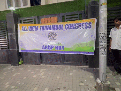 TMC हेडक्वार्टर पर बागी गुट का कब्जा:ताले हटाए, पोस्टर बदले, इनमें ममता की फोटो नहीं; एक दिन पहले पार्टी सिंबल पर दावा किया था