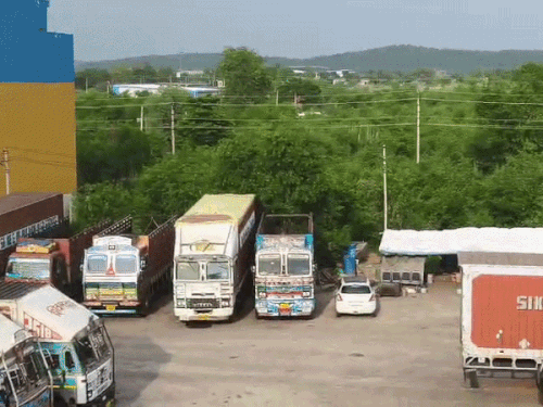 VLTD डिवाइस नहीं मिलने से थमा ट्रांसपोर्ट कारोबार:30 हजार से ज्यादा ट्रक खड़े, 8 जुलाई को जयपुर में धरना; हड़ताल की चेतावनी
