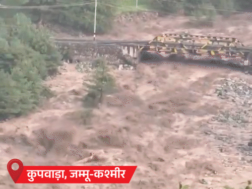 कश्मीर के कुपवाड़ा में बादल फटने से 1 की मौत:उत्तराखंड में लैंडस्लाइड से हाईवे बंद; छत्तीसगढ़ में पुल टूटा; UP में सड़क पर नाव चली
