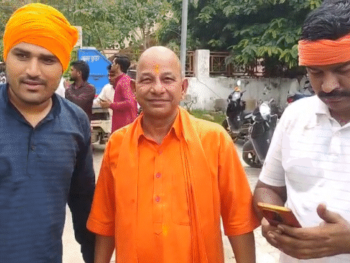 नूंह में टाइट सिक्योरिटी में निकली ब्रजमंडल यात्रा:80KM रूट पर साढ़े 6 घंटे लगे; मामन खान के गांव में फूल बरसे, योगी के हमशक्ल पहुंचे