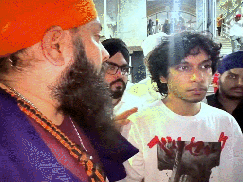 सिख गुरू पर आपत्तिजनक टिप्पणी, निहंगों ने युवक को पकड़ा:मां-बाप ने थप्पड़ मारे; पहले गुरुग्राम में गाय को चिकन मोमोज खिला चुका