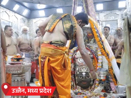 हरिद्वार में पहले सावन सोमवार पर 1 करोड़ श्रद्धालु पहुंचे:उज्जैन में 4 लाख भक्तों ने किए दर्शन; देवघर में 5km, बनारस में 3km लंबी लाइन